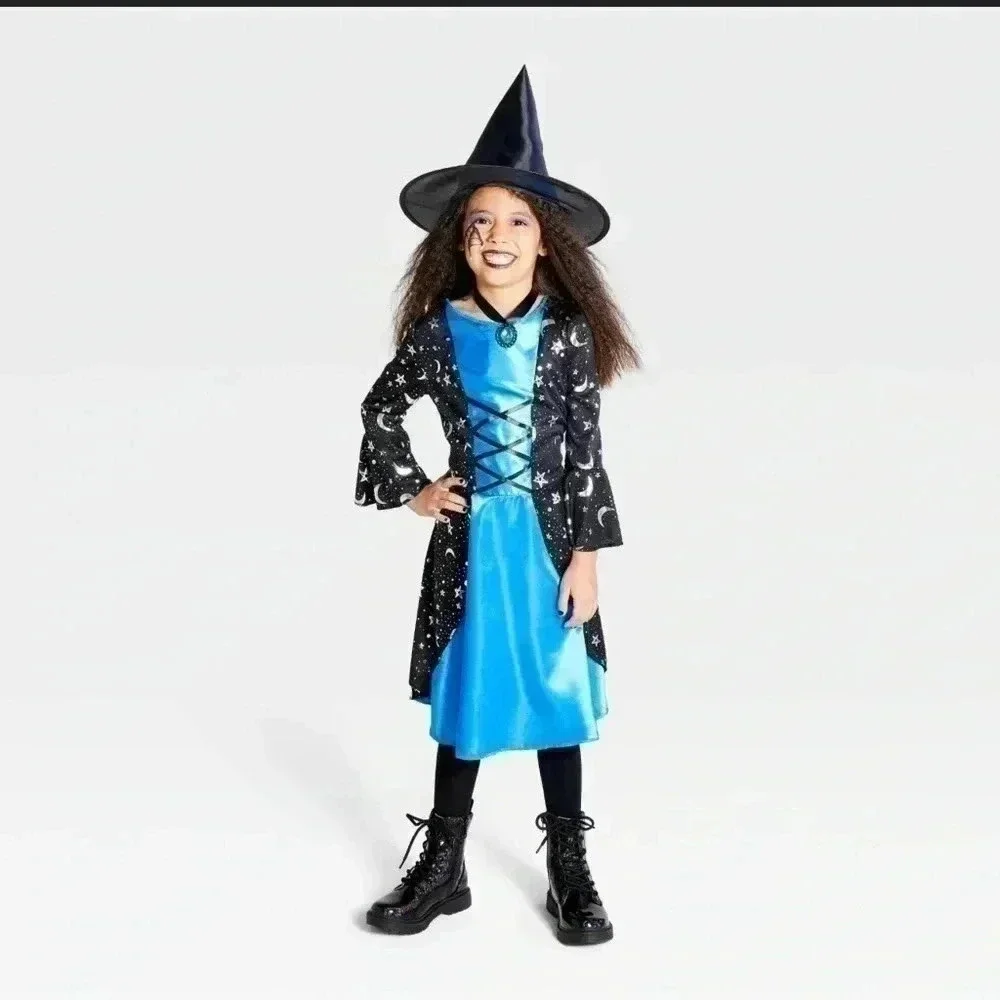 New witch costume size small. Ages 4 to 7 includes the dress, hat and choker.